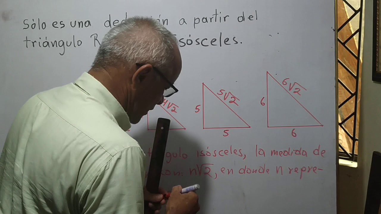 Medida de la hipotenusa en un triángulo rectángulo isósceles con catetos de 5 cm